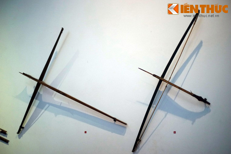 Nỏ của người Mạ (Lâm Đồng) và người Hrê (Quảng Ngãi). Sức mạnh của nỏ phụ thuộc vào độ dài và sức đàn hồi của cánh nỏ. Trong tay chiến binh có kinh nghiệm, nỏ có thể đoạt mạng người chỉ bằng một phát bắn.