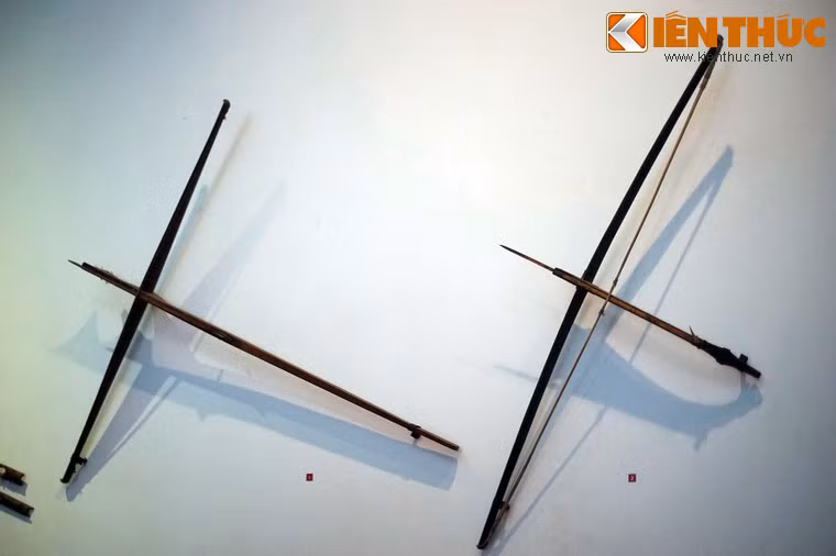 Nỏ của người Mạ (Lâm Đồng) và người Hrê (Quảng Ngãi). Sức mạnh của nỏ phụ thuộc vào độ dài và sức đàn hồi của cánh nỏ. Trong tay chiến binh có kinh nghiệm, nỏ có thể đoạt mạng người chỉ bằng một phát bắn.