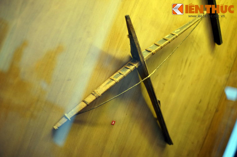 Nỏ của người Cống ở Lai Châu. Trong đời sống hàng ngày, nỏ được dùng làm công cụ săn bắn. Khi có biến động, nỏ trở thành vũ khí chiến đấu đầy uy lực.