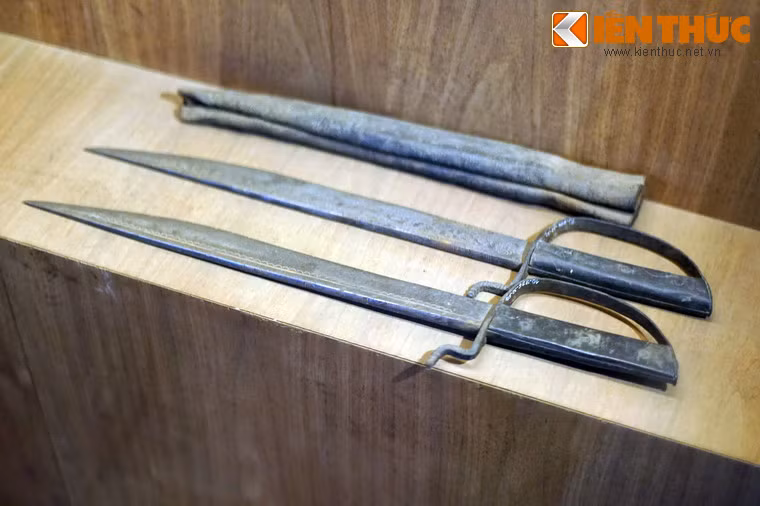 Gươm thờ của người Giáy ở Hà Giang. Theo quan niệm của các thầy mo vùng cao, gươm là thứ vũ khí thiêng liêng, có thể sử dụng để xua đuổi tà ma.