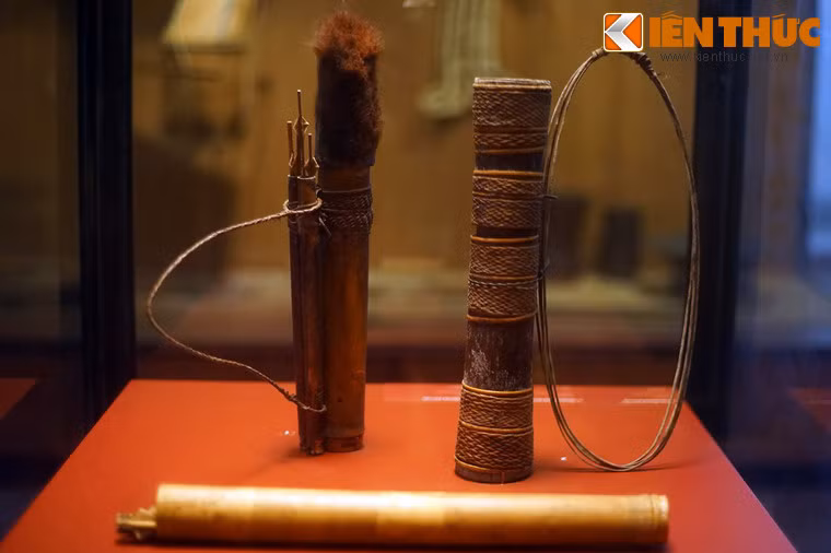 Ống đựng tên nỏ của người Cơtu ở Quảng Nam và người Mnông ở Đăk Nông. Đây là "phụ kiện" không thể thiếu của chiếc nỏ.