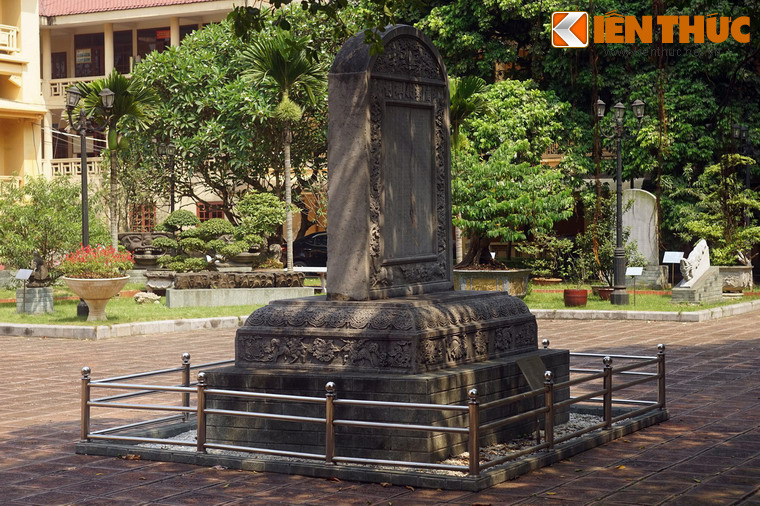 Ngoài khu nhà trưng bày chính, Bảo tàng còn có khu trưng bày ngoài trời với hàng chục các tác phẩm điêu khắc cổ bằng đá, được bài trí hài hòa trong không gian thoáng đãng, nhiều cây canh.