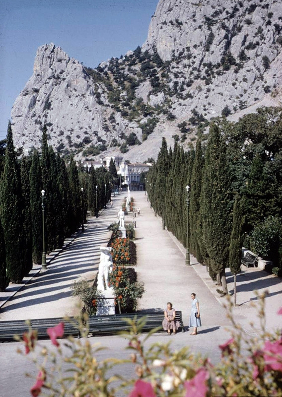 Một con đường dẫn từ thị trấn Simeiz đến núi Con Mèo.