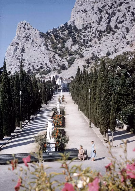 Một con đường dẫn từ thị trấn Simeiz đến núi Con Mèo.