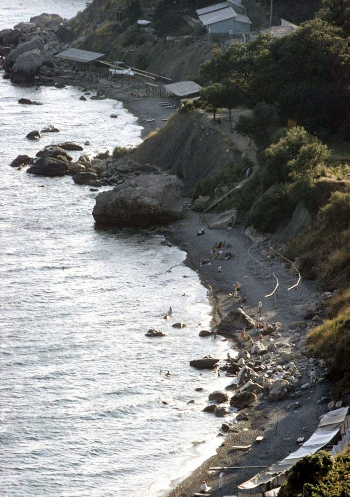 Nếu không thích cảnh chen chúc, du khách có thể tìm đến những bãi biển ở xa thị trấn.