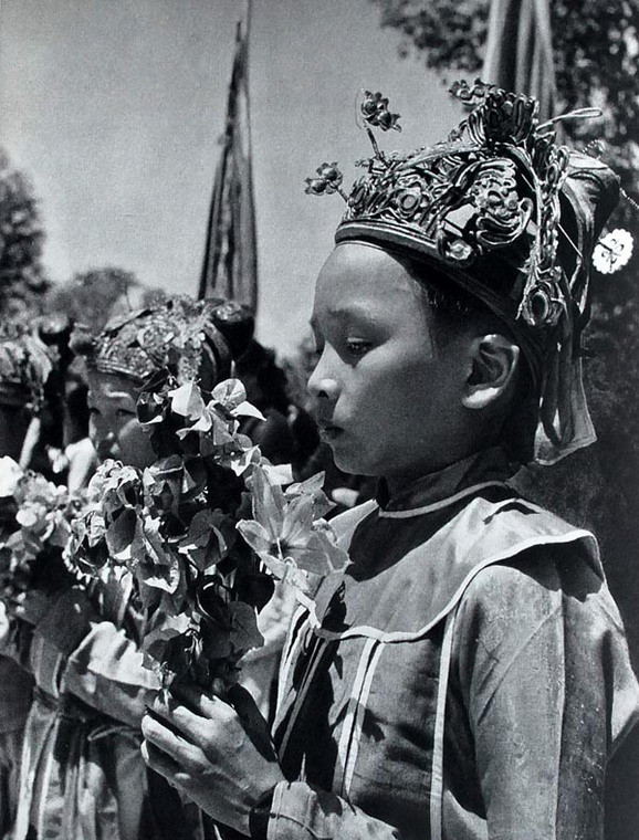 Trẻ em trong trang phục nghi lễ đang tham gia một lễ hội.