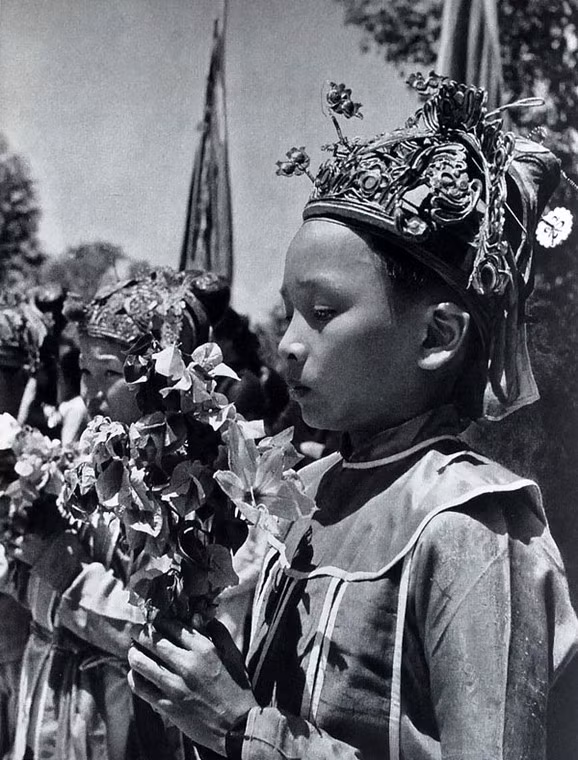 Trẻ em trong trang phục nghi lễ đang tham gia một lễ hội.