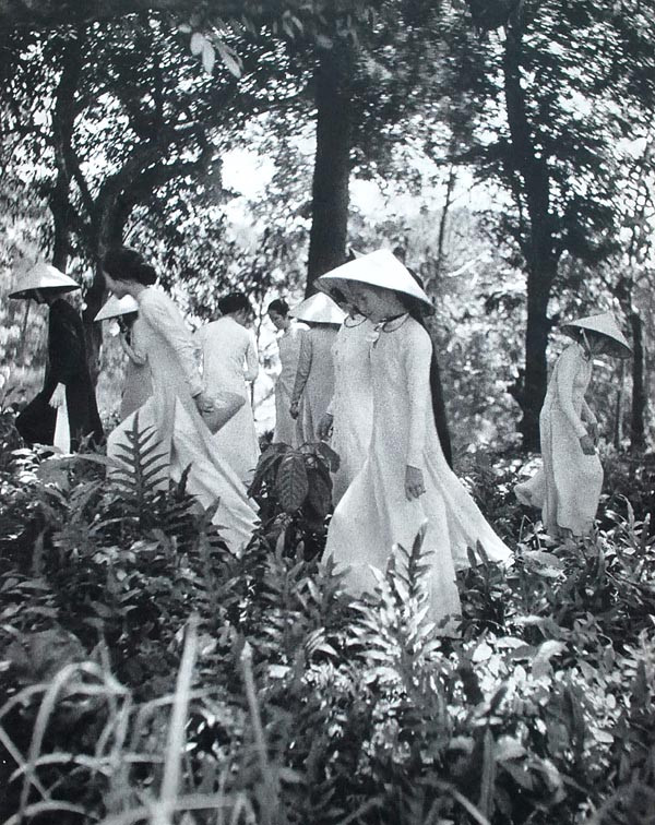 Các nữ sinh mặc áo dài trong chuyến dã ngoại.