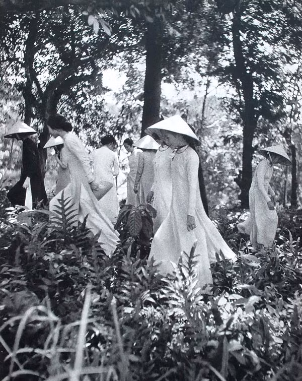 Các nữ sinh mặc áo dài trong chuyến dã ngoại.