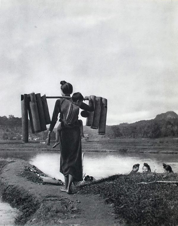 Người phụ nữ dân tộc Thái trên con đường ra bến nước.