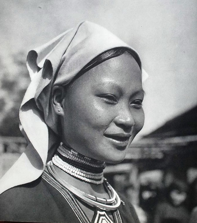 Cô gái dân tộc Mán ở miền Bắc.