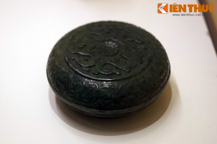 Hộp tròn làm bằng ngọc xanh xám khắc hình hoa lá trên nắp.