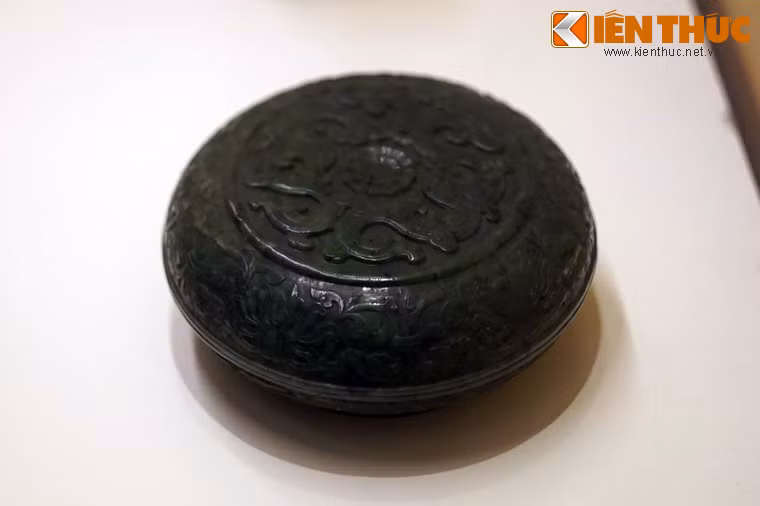 Hộp tròn làm bằng ngọc xanh xám khắc hình hoa lá trên nắp.