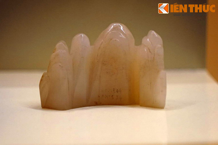 Gác bút làm bằng ngọc trắng tạo hình núi non, một vật dụng văn phòng trong cung đình.