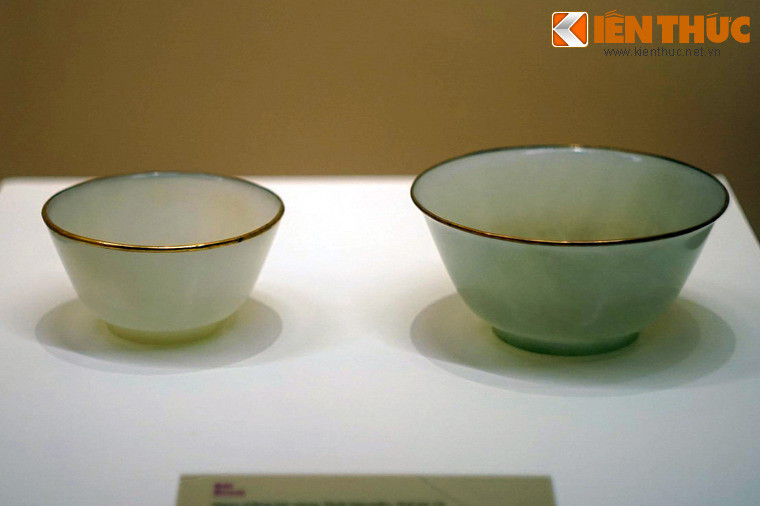 Bát làm bằng ngọc trắng bịt vàng dùng trong cung đình nhà Nguyễn, thế kỷ 19.