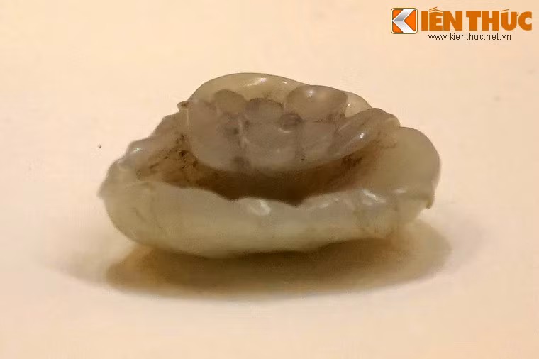 Thủy trì làm bằng ngọc trắng xanh, thế kỷ 19. Đây là vật dùng để đựng nước mài mực hay để rửa bút lông mỗi khi viết xong.