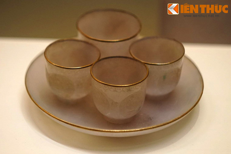 Những chiếc chén ngọc trong bộ ấm chén "Thiệu Trị niên tạo".