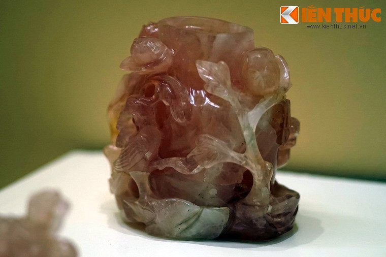 Lọ làm bằng ngọc hồng của nhà Nguyễn, thế kỷ 19.