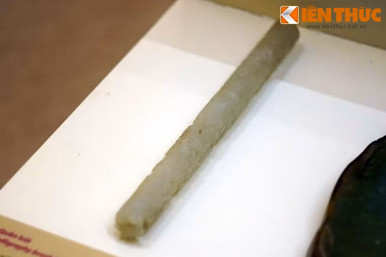 Quản bút lằm bằng ngọc trắng.