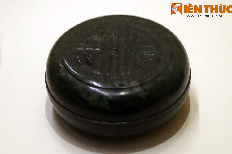 Hộp tròn làm bằng ngọc xanh xám khắc chữ Thọ trên nắp.