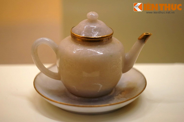 Chiếc ấm trong bộ ấm chén bằng ngọc trắng bịt vàng khắc chữ "Thiệu Trị niên tạo", niên hiệu Thiệu Trị (1841-1847).