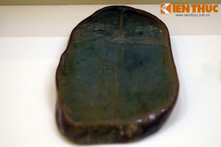 Nghiên mực làm bằng ngọc xám và nâu.