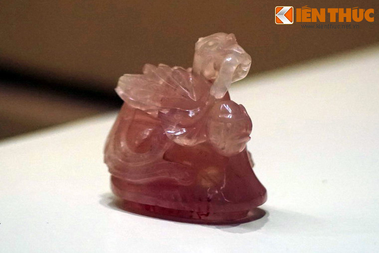 Một chiếc lọ ngọc hồng nhỏ hơn nhưng không kém phần tinh xảo.