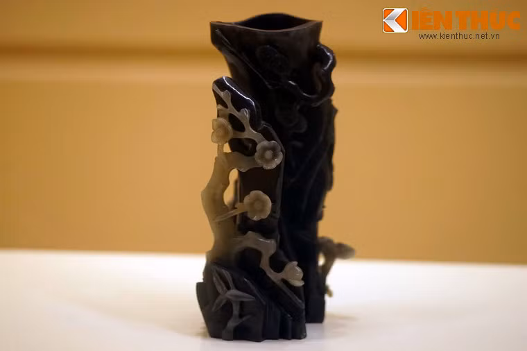 Ống bút làm bằng ngọc đen và trắng, đồ văn phòng dùng trong cung đình nhà Nguyễn thế kỷ 19. Hiện vật được trưng bày tại Bảo tàng Lịch sử Quốc gia Việt Nam.