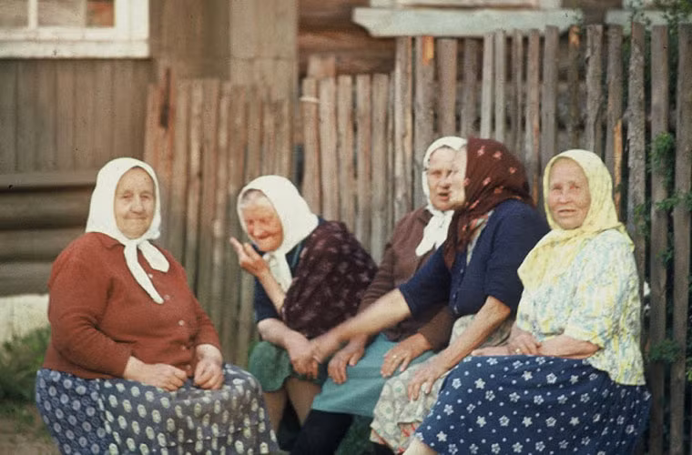 Các phụ nữ lớn tuổi túm tụm ngồi nói chuyện. Ảnh VT