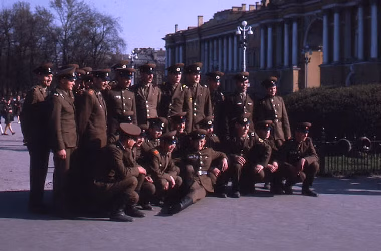 Nhóm quân nhân chụp ảnh kỉ niệm tại một địa điểm ở Moscow. Ảnh VT