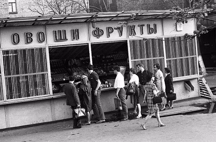 Người dân tới mua hàng ở cửa hàng tạp hóa ở Moscow. Ảnh VT