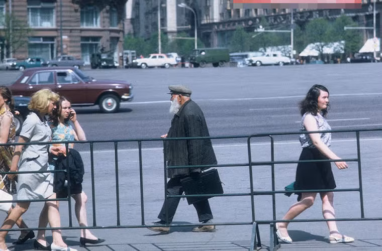 Mọi người đi lại trên đường ở thành phố Moscow của Liên Xô hồi đầu thập niên 1970. Ảnh VT
