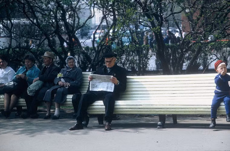 Mọi người thảnh thơi ngồi nghỉ ở ghế đá ở một góc phố Moscow. Ảnh VT