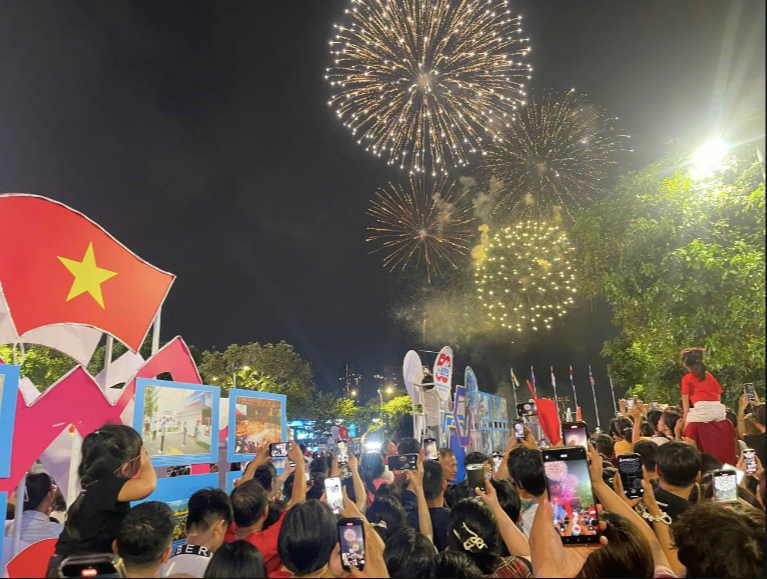 Tối 26/4, TPHCM tiếp tục tổ chức bắn pháo hoa nghệ thuật mừng dịp kỷ niệm 50 năm Ngày thống nhất đất nước (30/4/1975-30/4/2025).