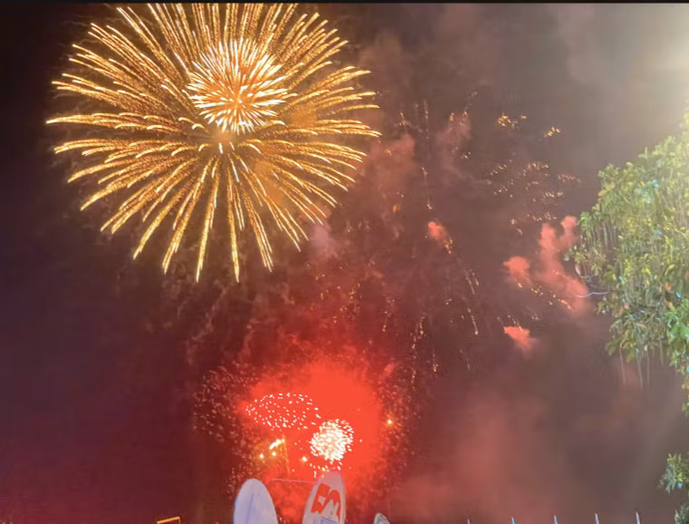 Đúng 21h30, chương trình bắn pháo hoa nghệ thuật tầm cao diễn ra tại Công viên bờ sông Sài Gòn, TP Thủ Đức. Đây là đêm bắn pháo hoa thứ 2 trong chuỗi hoạt động chào mừng 50 năm Ngày thống nhất đất nước tại TPHCM