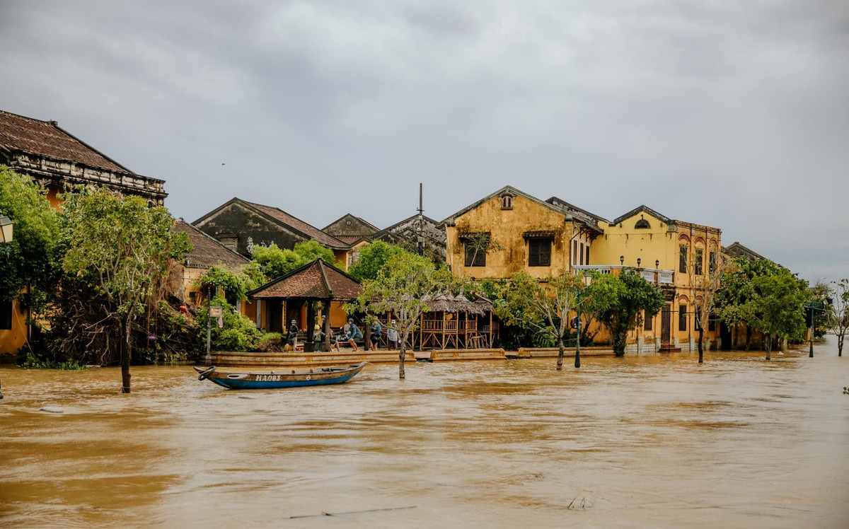  Mưa lớn trong hai ngày 27-28/9 do ảnh hưởng của bão Noru khiến nước sông dâng cao.