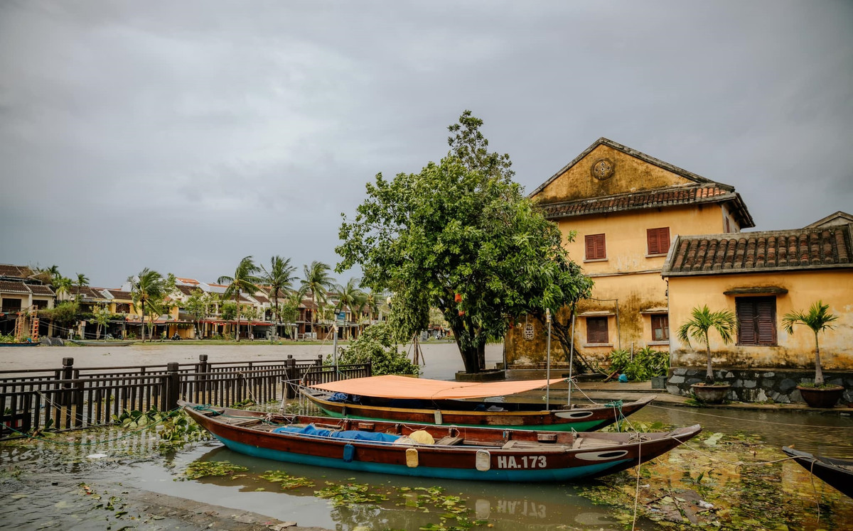 Họ đã chuẩn bị sẵn thuyền để di chuyển khi ngập sâu.