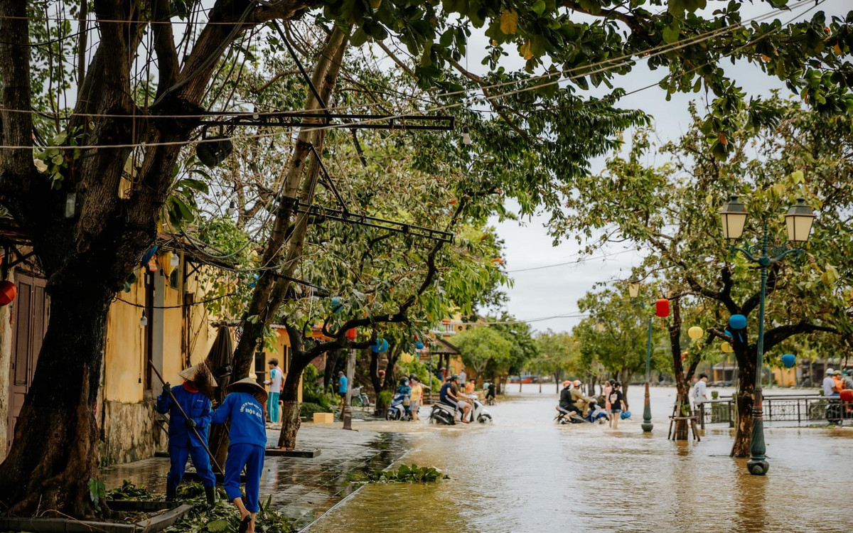 Công nhân môi trường tích cực dọn dẹp những khu vực nước đã rút. Đến chiều 28/9, nhiều nơi tại phố cổ Hội An vẫn ngập hàng chục cm. &gt;&gt;&gt; Mời độc giả xem thêm video Sau cơn bão số 2 - Talas | Mưa lớn làm nhiều điểm ngập lụt ở Hà Nội:
