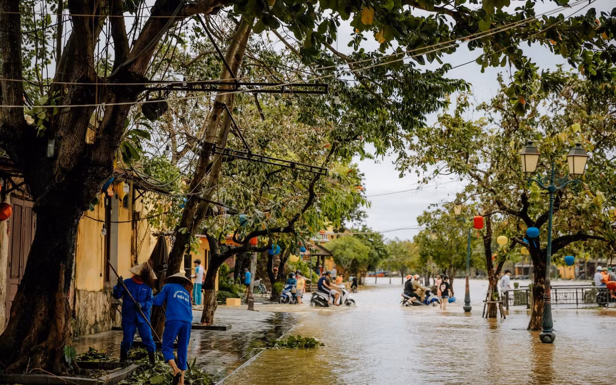 Công nhân môi trường tích cực dọn dẹp những khu vực nước đã rút. Đến chiều 28/9, nhiều nơi tại phố cổ Hội An vẫn ngập hàng chục cm. >>> Mời độc giả xem thêm video Sau cơn bão số 2 - Talas | Mưa lớn làm nhiều điểm ngập lụt ở Hà Nội: