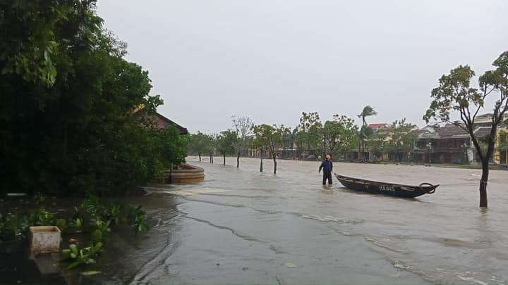 Người dân Hội An đã quá quen với cảnh ngập lụt ở đô thị cổ.