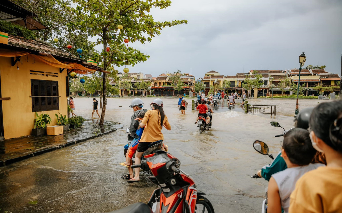 Việc di chuyển của người dân gặp nhiều khó khăn, nhiều người quay đầu xe tìm hướng khác.