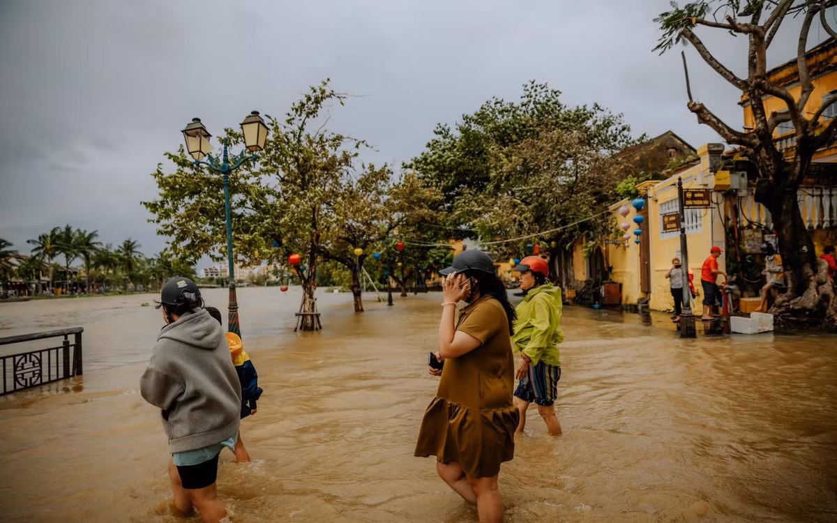 Nhiều người lội bộ giữa đoạn đường ngập sâu.