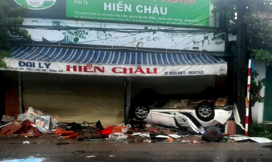 Thua Thien Hue: O to mat lai, tong vao dai ly VLXD lat ngua