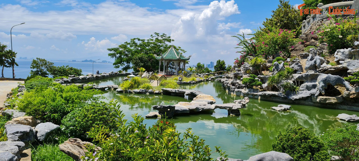 Chùa Linh Ứng Sơn Trà còn là nơi giao hòa giữa biển trời với núi sông trong khoảng không trầm lặng, với tiếng vỗ rì rầm của biển cả.