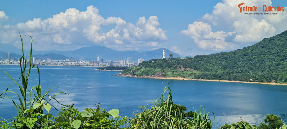 Xa xa là "thành phố đáng sống" hiện lên đẹp như trong truyện cổ tích.