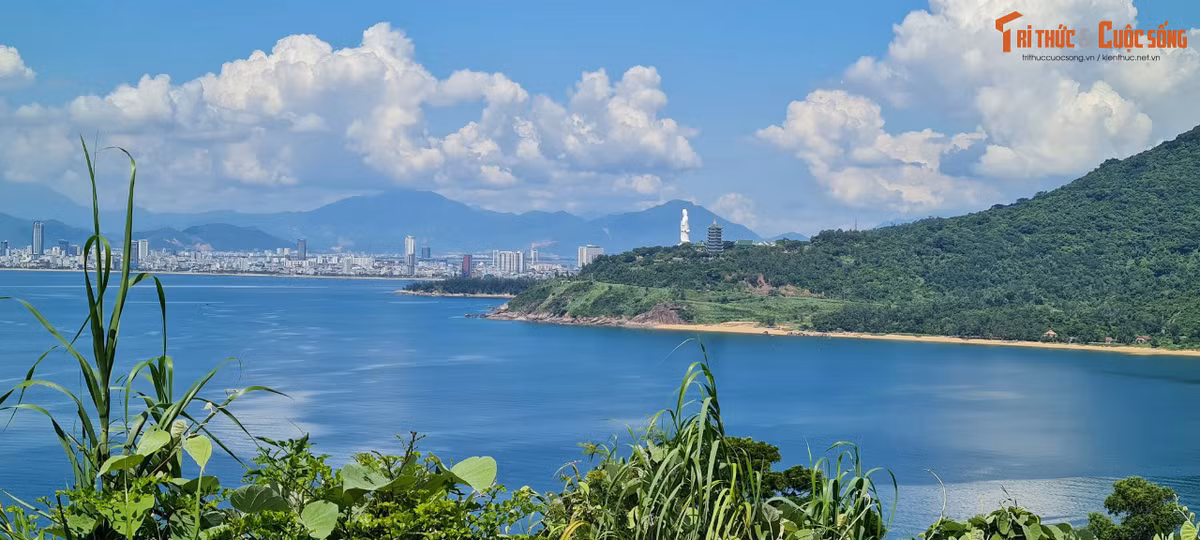 Xa xa là "thành phố đáng sống" hiện lên đẹp như trong truyện cổ tích.