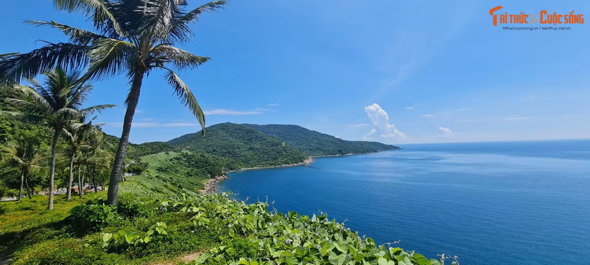 Không gian thanh bình và thơ mộng nơi non nước bồng bềnh với biển cả mênh mông.