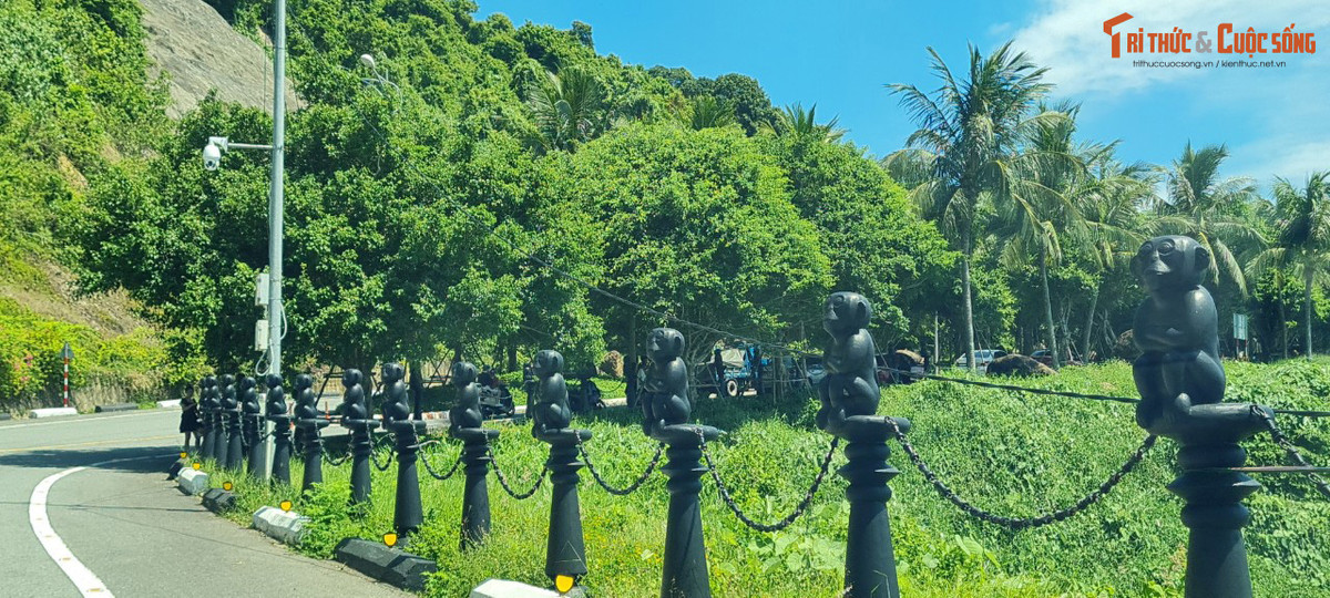 Khu vực trước khách sạn InterContinental Đà Nẵng với những tượng khỉ độc đáo luôn thu hút đông đảo du khách ghé thăm.