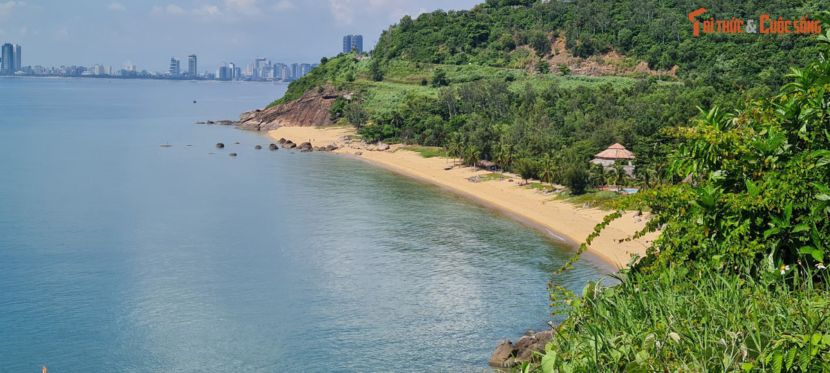 Vòng quanh chân núi có nhiều bãi cát trắng mịn như Bãi Bàng, Bãi Rạng, Bãi Bụt, bãi Nam ... với sóng vỗ rì rào say lòng du khách.