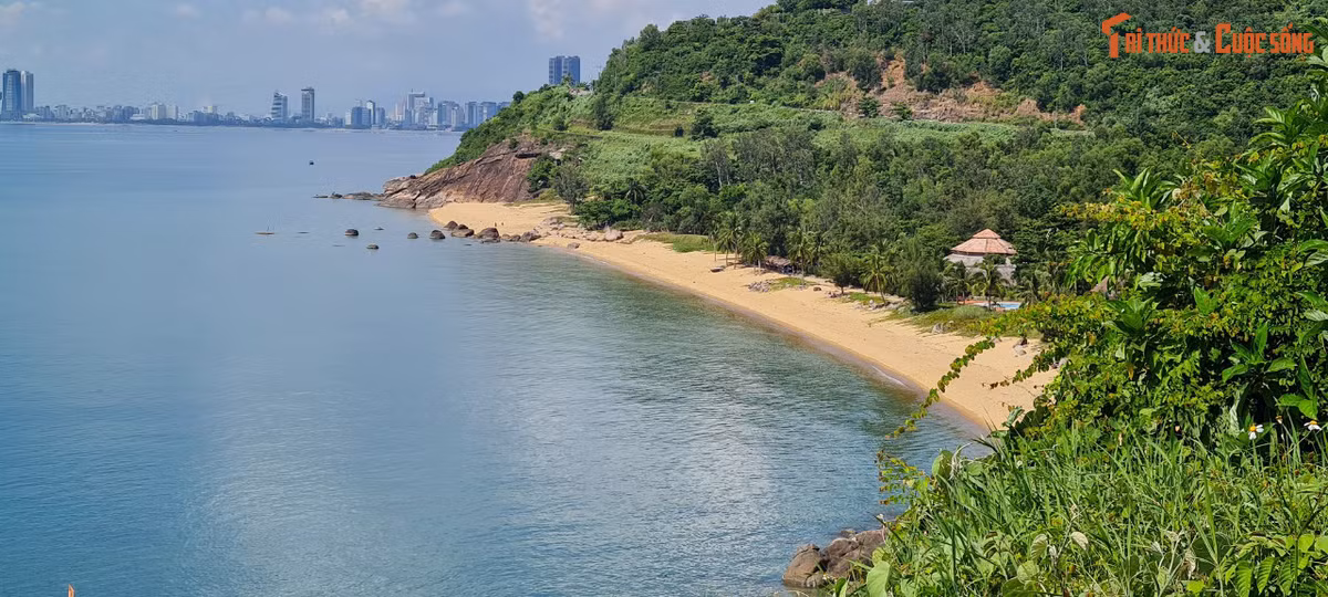 Vòng quanh chân núi có nhiều bãi cát trắng mịn như Bãi Bàng, Bãi Rạng, Bãi Bụt, bãi Nam ... với sóng vỗ rì rào say lòng du khách.